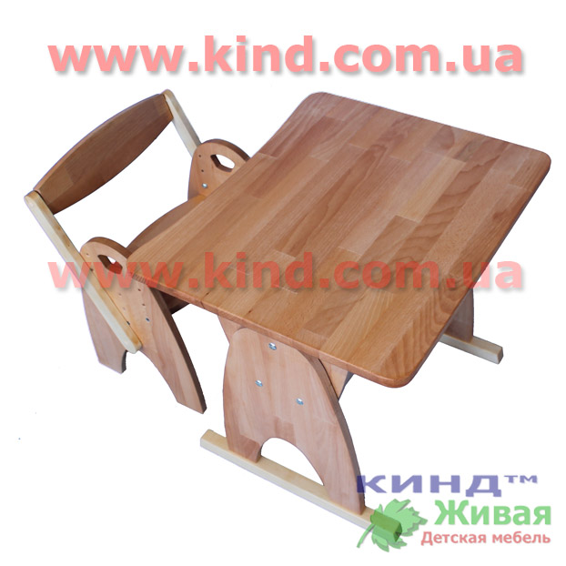 Деревянній столик зі стільчиком