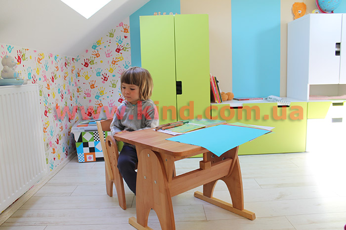 дерев'яні столи і стільці для дітей