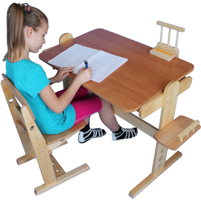 Ребёнок за школьным столом